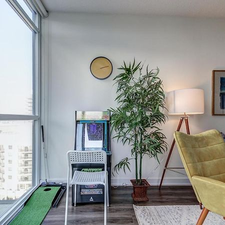 The Benetton Suite - Square One 1 Bedroom + Den + 1 Parking Mississauga Exterior photo