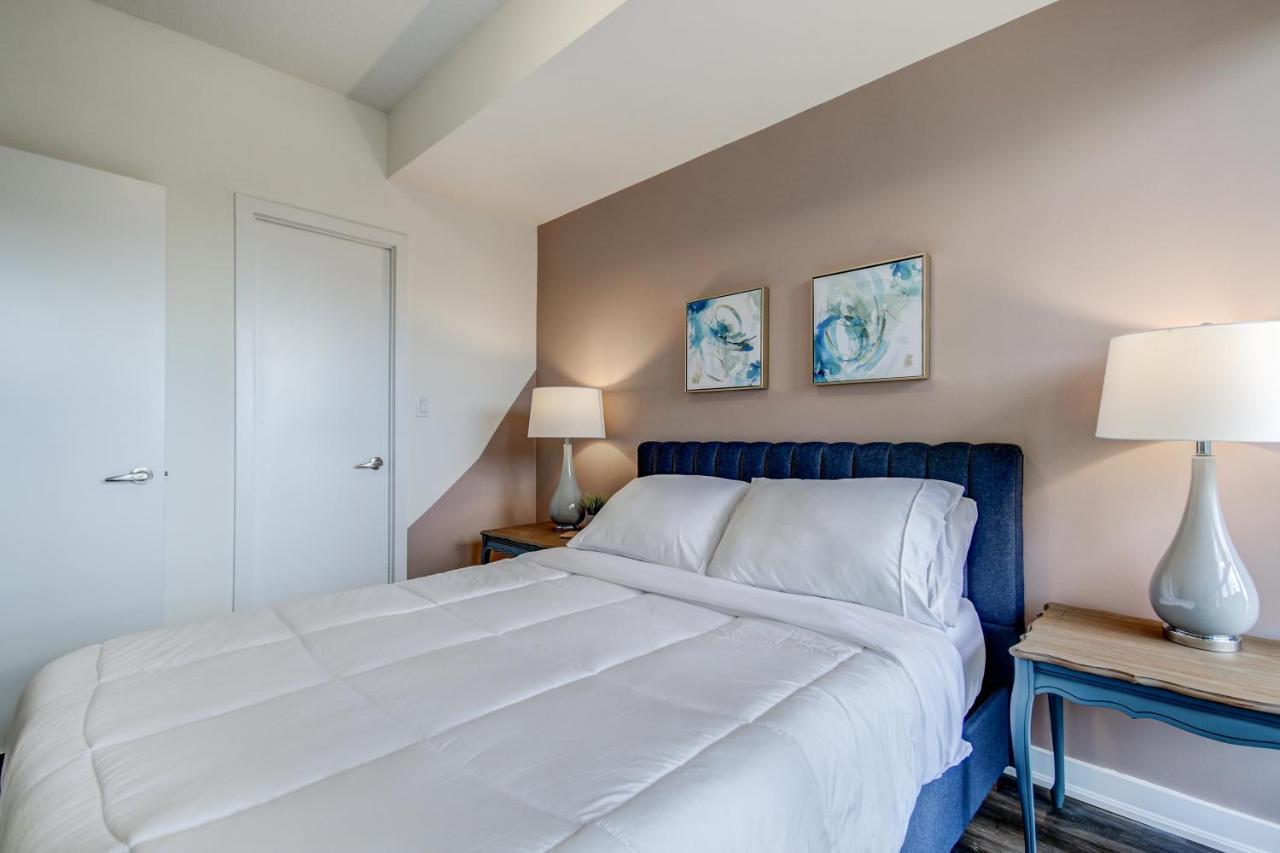 The Benetton Suite - Square One 1 Bedroom + Den + 1 Parking Mississauga Exterior photo