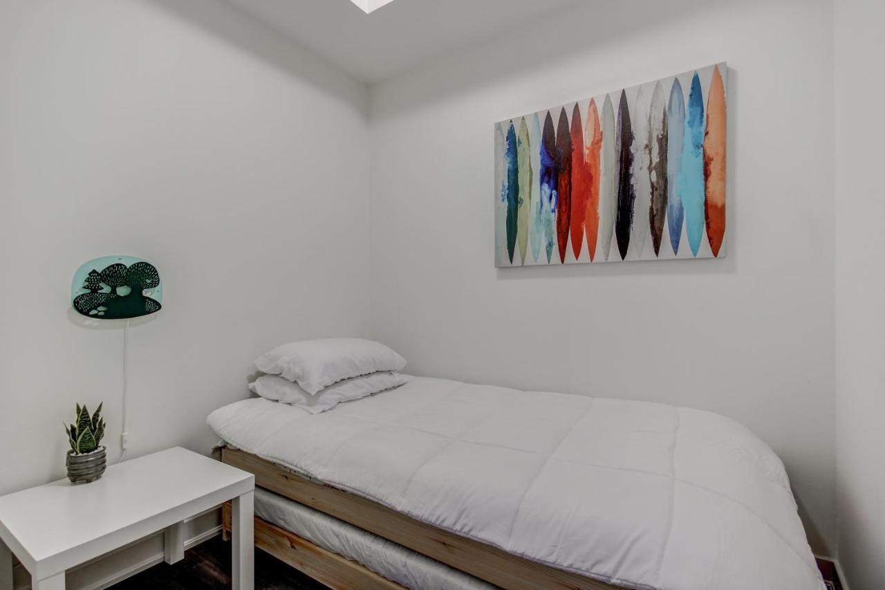 The Benetton Suite - Square One 1 Bedroom + Den + 1 Parking Mississauga Exterior photo