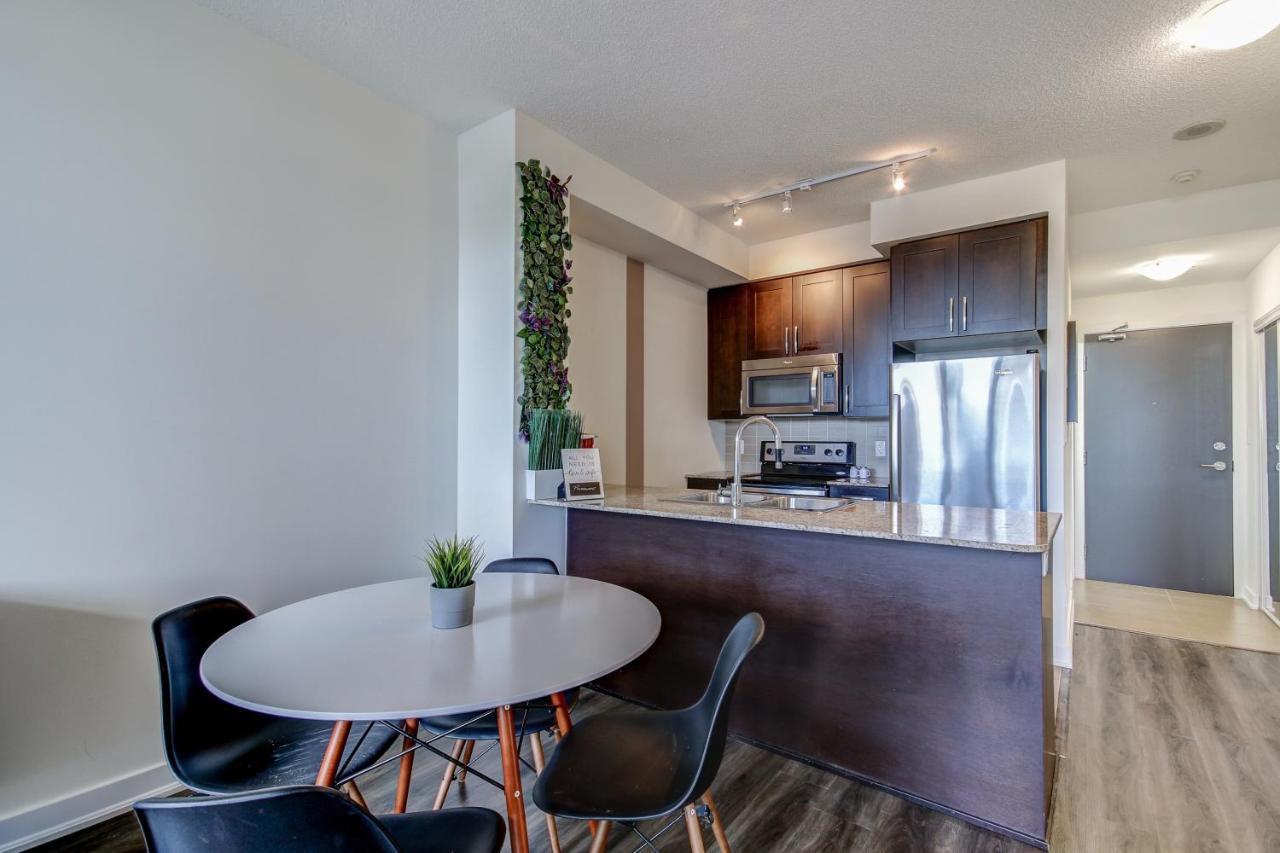 The Benetton Suite - Square One 1 Bedroom + Den + 1 Parking Mississauga Exterior photo