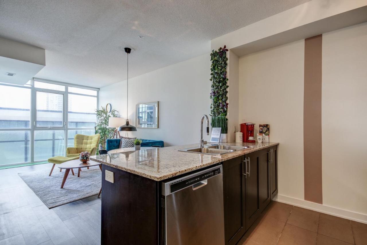 The Benetton Suite - Square One 1 Bedroom + Den + 1 Parking Mississauga Exterior photo
